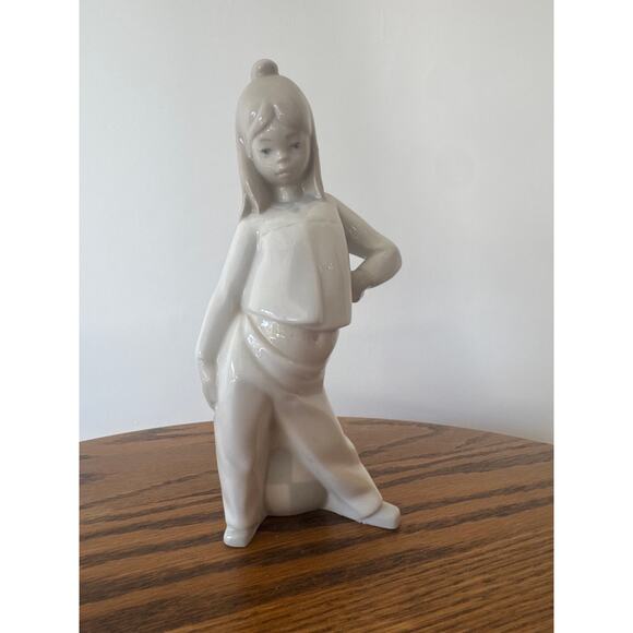 Vintage Rosal Porcelain Figurine Girl Hiding Gift & Ball Made in Spain - Picture 3 of 7